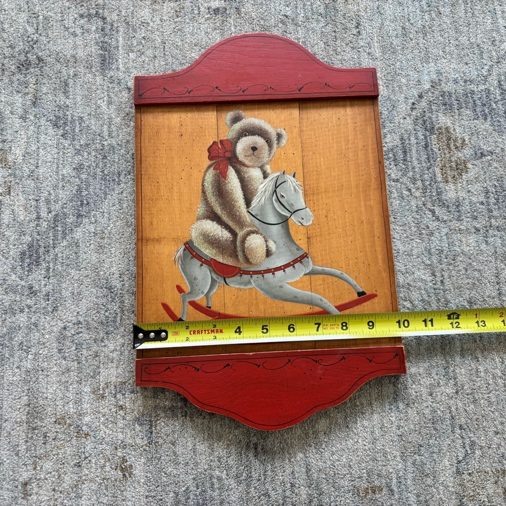 MARIE SOLLOM 1989 VINTAGE FOLK ART TEDDY BEAR ON ROCKING CHAIR ON WOOD ART ARTSY - Picture 6 of 7